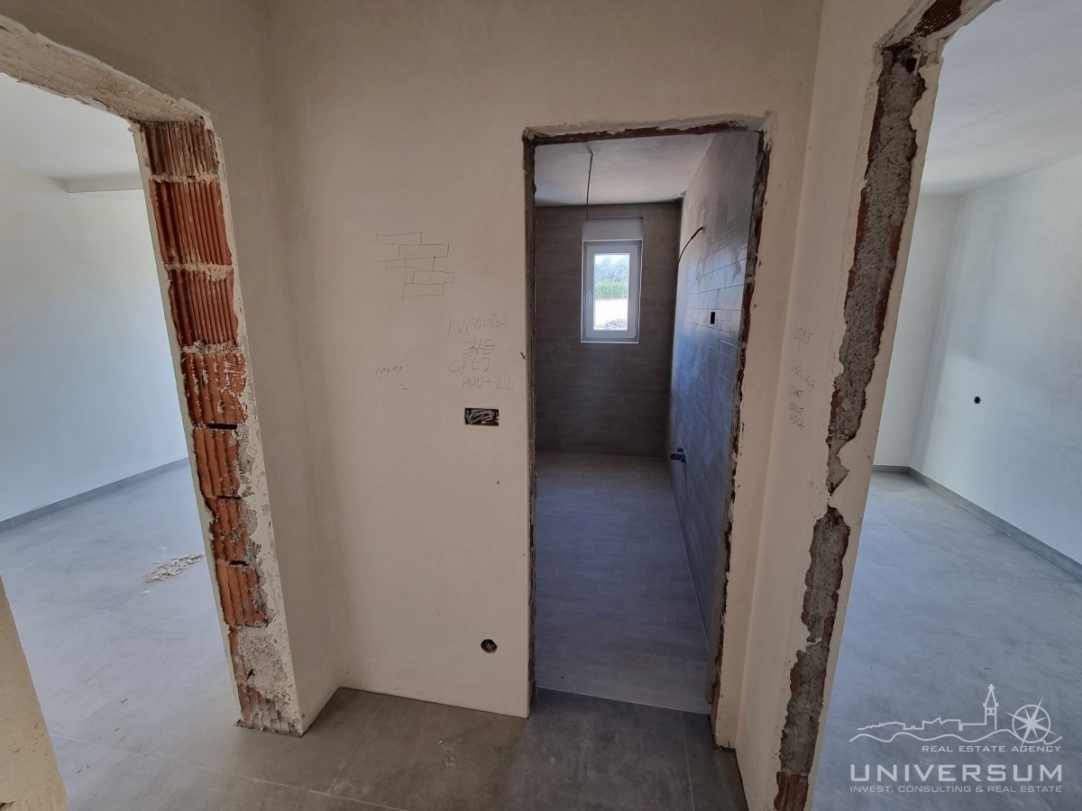 Appartamento al piano terra con cortile a Bašania