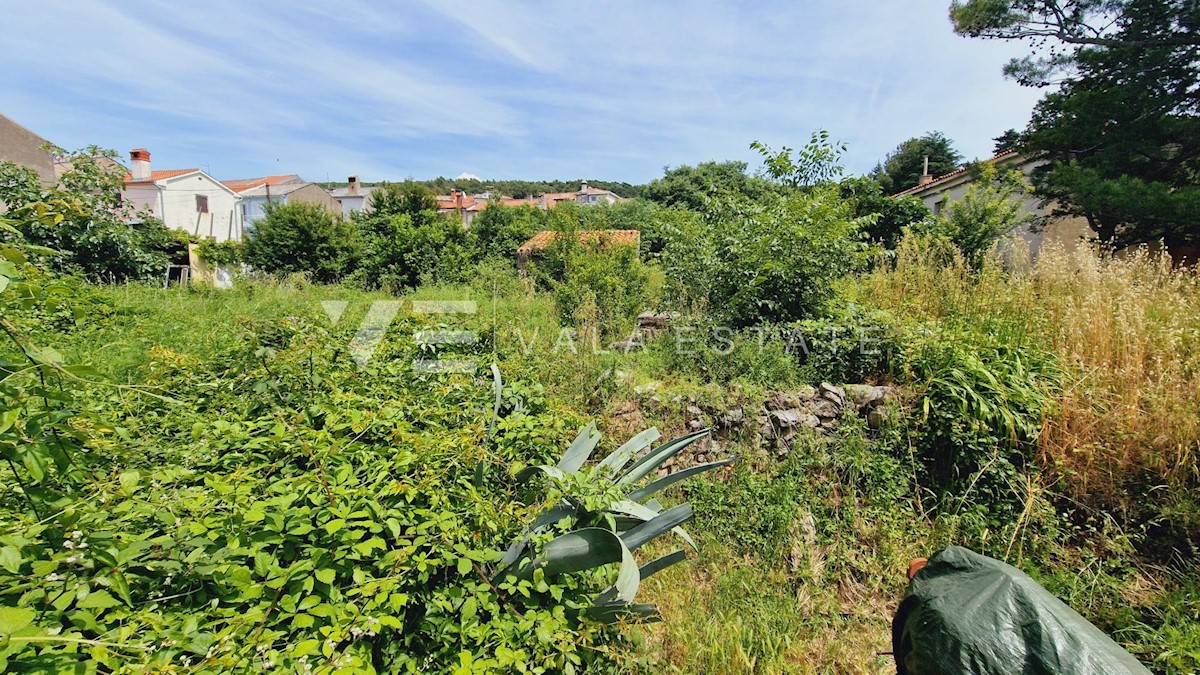 VECCHIA CASA DI ADATTAMENTO NEL NUCLEO VECCHIO DI PUNAT CON AMPIO GIARDINO