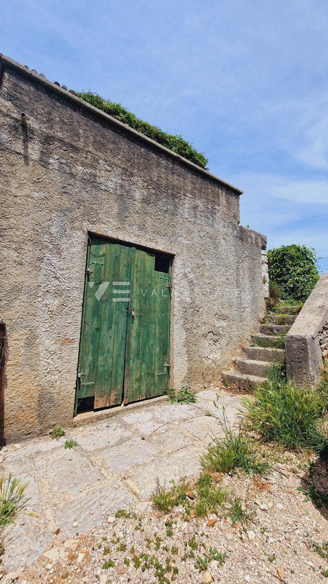 VECCHIA CASA DI ADATTAMENTO NEL NUCLEO VECCHIO DI PUNAT CON AMPIO GIARDINO