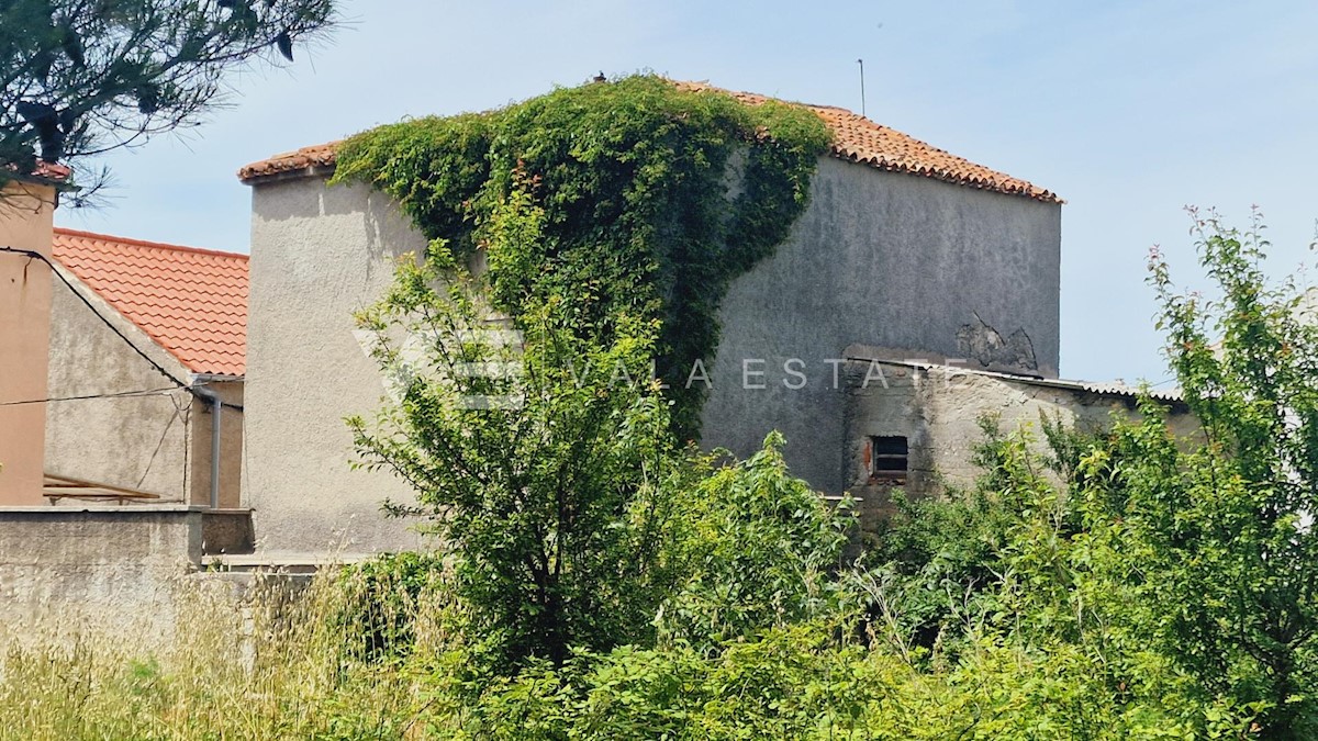 VECCHIA CASA DI ADATTAMENTO NEL NUCLEO VECCHIO DI PUNAT CON AMPIO GIARDINO