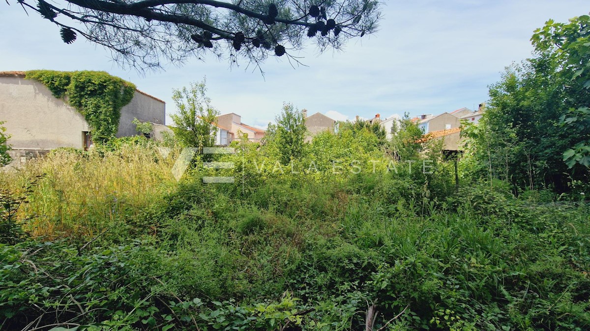 VECCHIA CASA DI ADATTAMENTO NEL NUCLEO VECCHIO DI PUNAT CON AMPIO GIARDINO