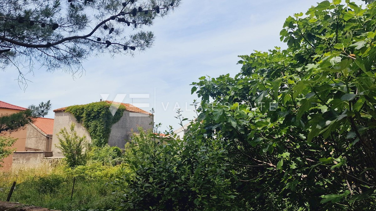 VECCHIA CASA DI ADATTAMENTO NEL NUCLEO VECCHIO DI PUNAT CON AMPIO GIARDINO