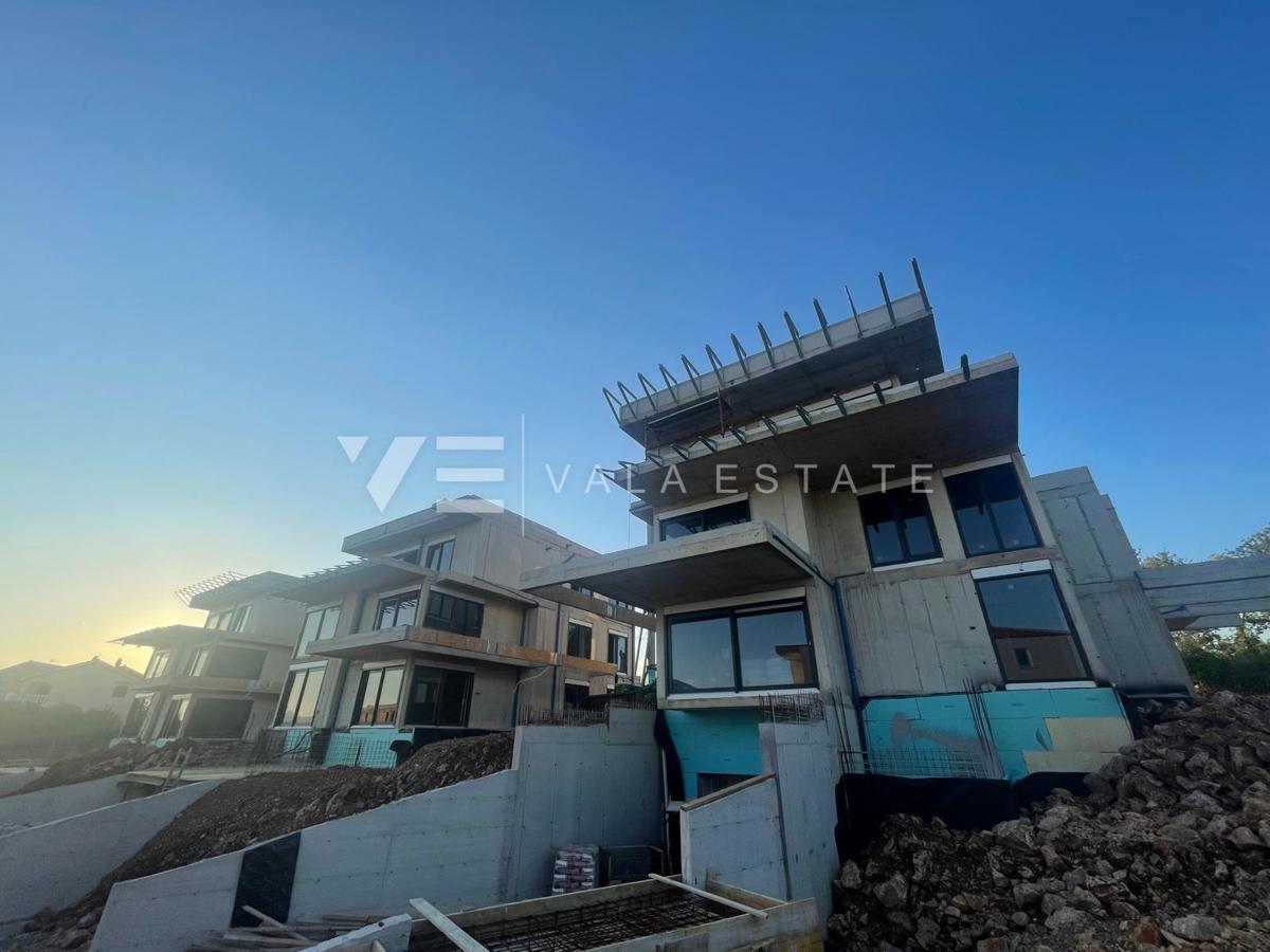 ATTICO IN NUOVO EDIFICIO CON TERRAZZA SUL PIANO TERRA E VISTA MARE APERTA
