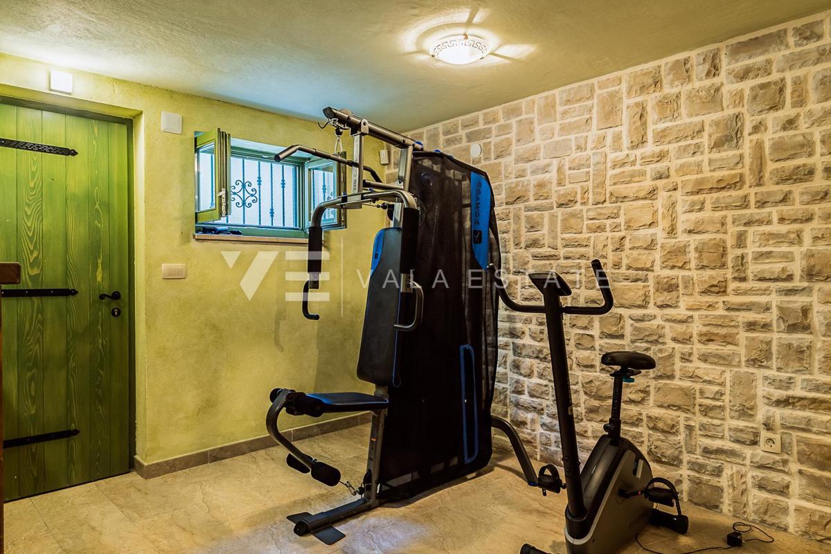 VILLA MEDITERRANEA CON PISCINA IN POSIZIONE TRANQUILLA
