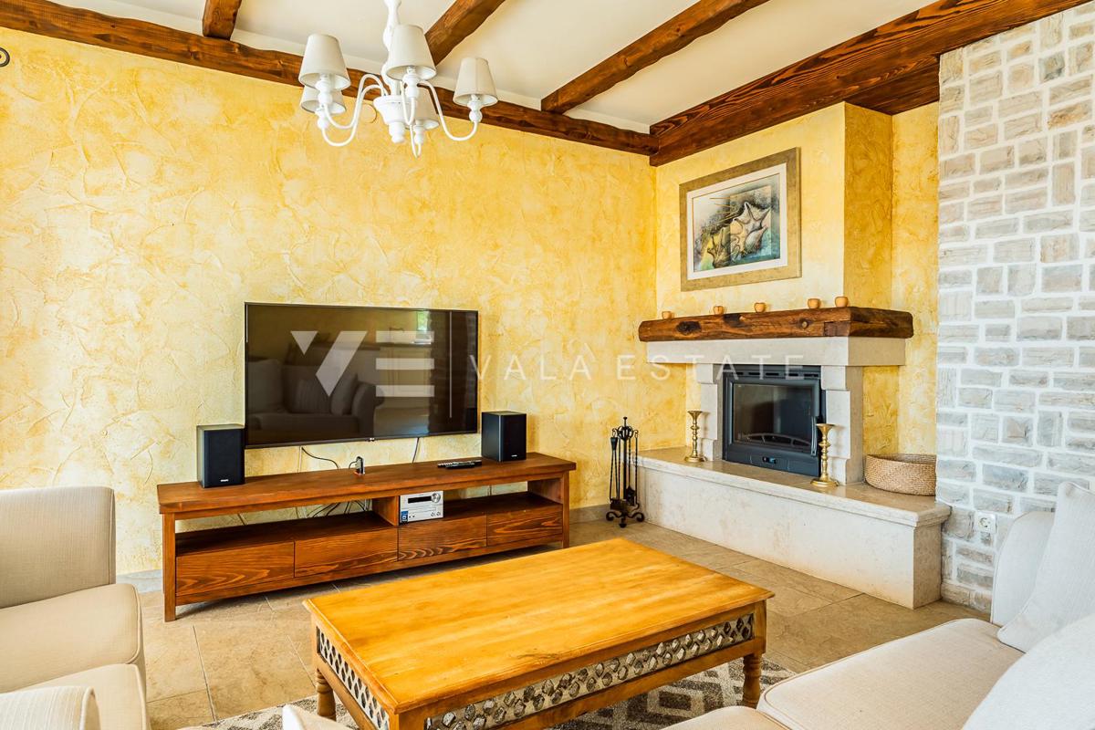 VILLA MEDITERRANEA CON PISCINA IN POSIZIONE TRANQUILLA