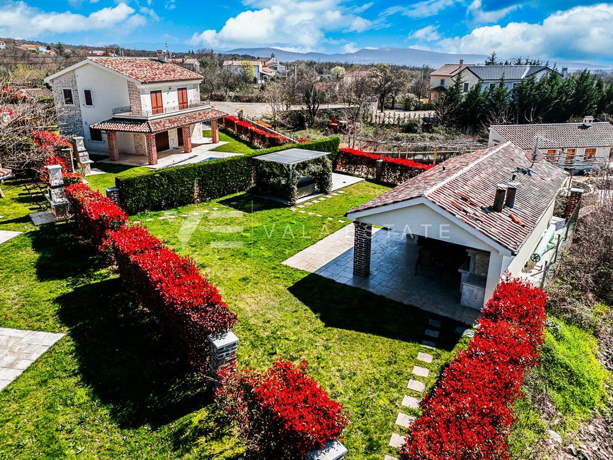 VILLA MEDITERRANEA CON PISCINA IN POSIZIONE TRANQUILLA