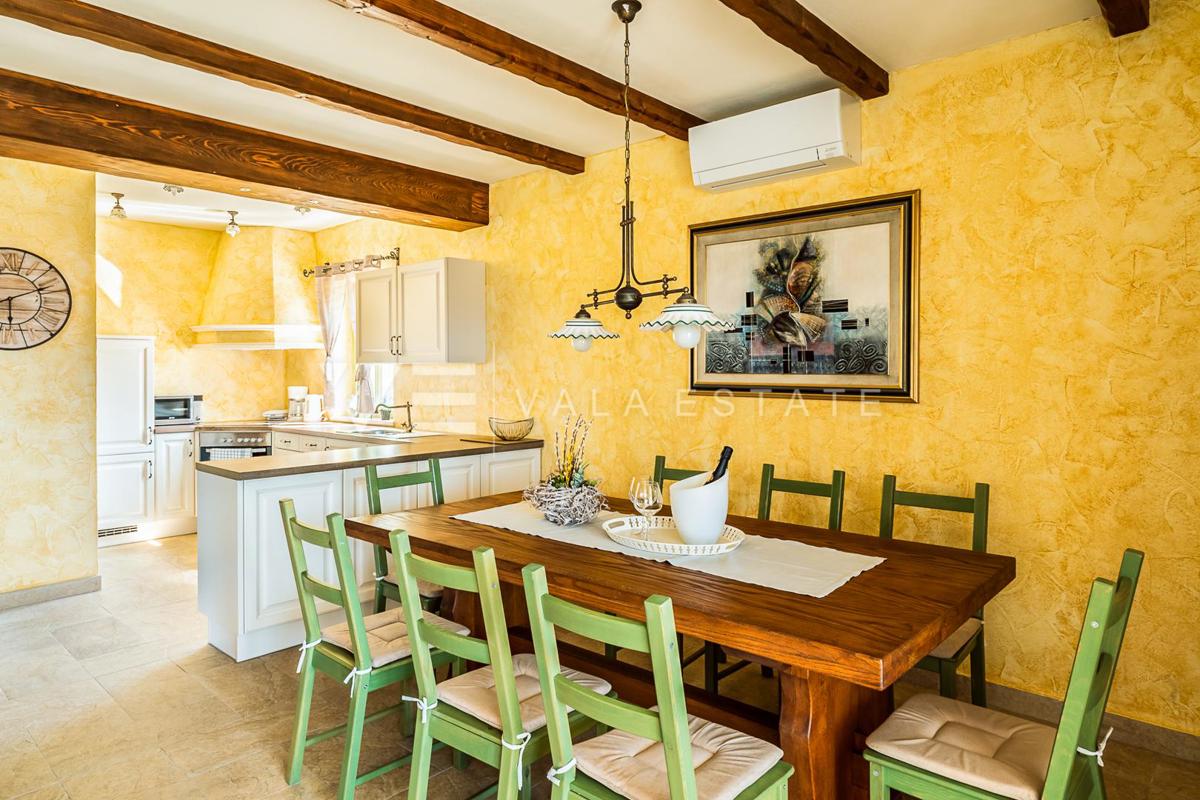 VILLA MEDITERRANEA CON PISCINA IN POSIZIONE TRANQUILLA