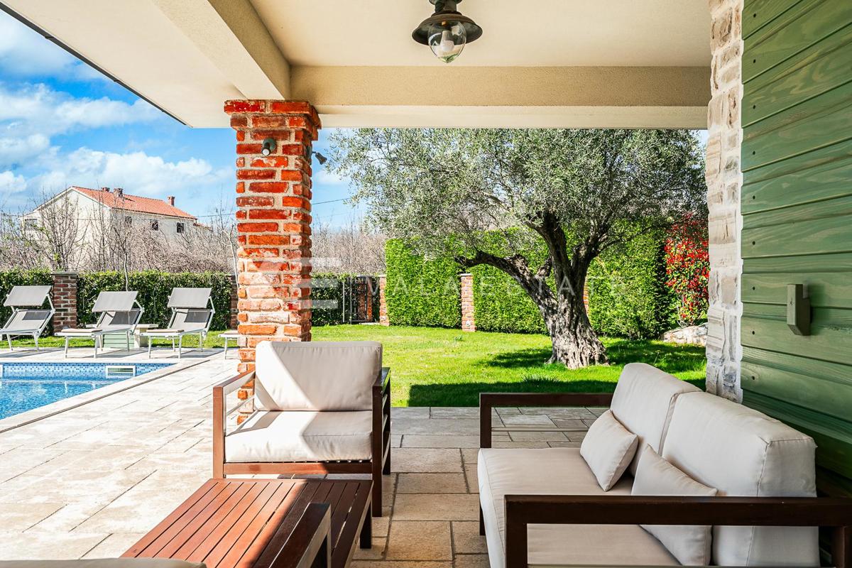 VILLA MEDITERRANEA CON PISCINA IN POSIZIONE TRANQUILLA