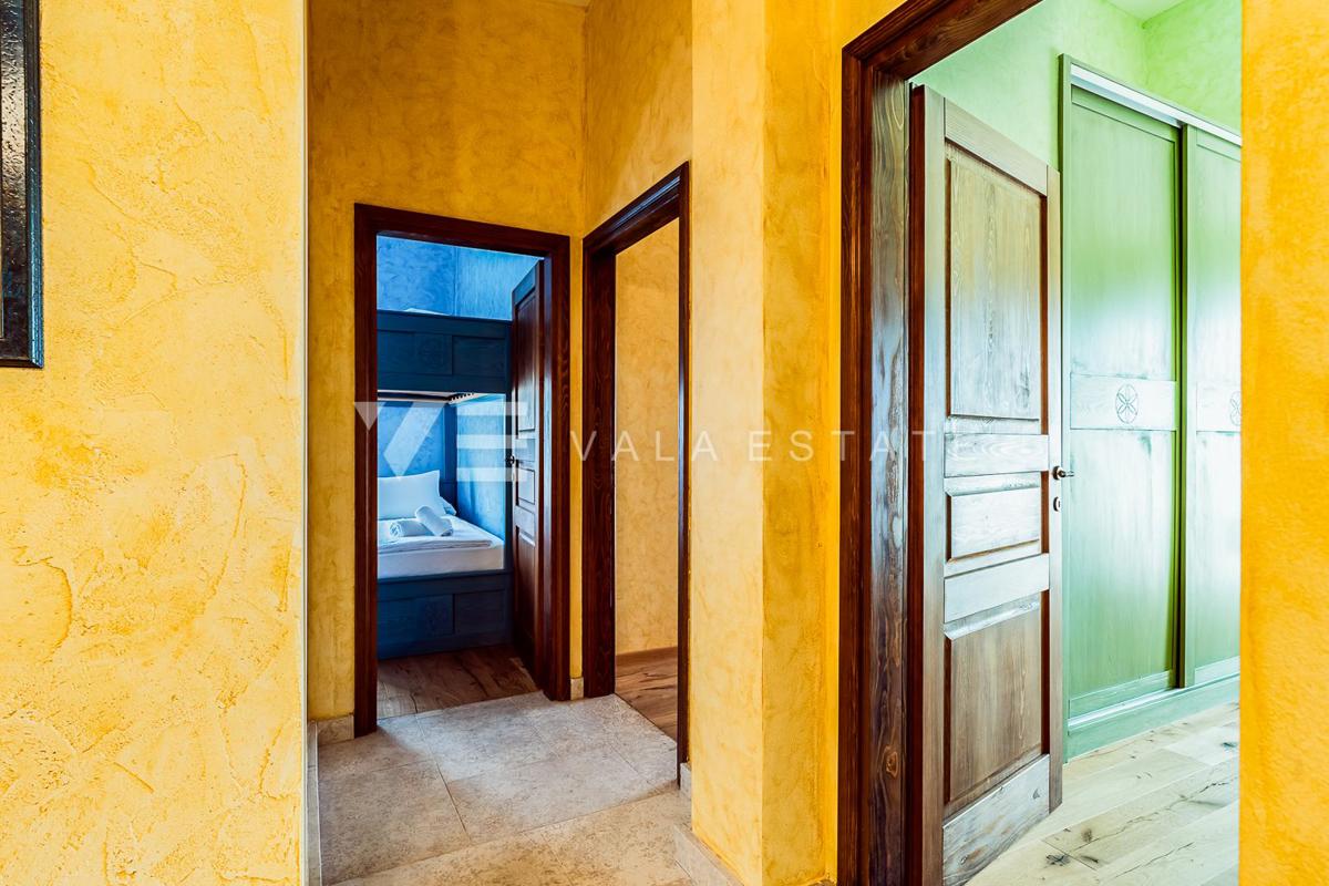 VILLA MEDITERRANEA CON PISCINA IN POSIZIONE TRANQUILLA