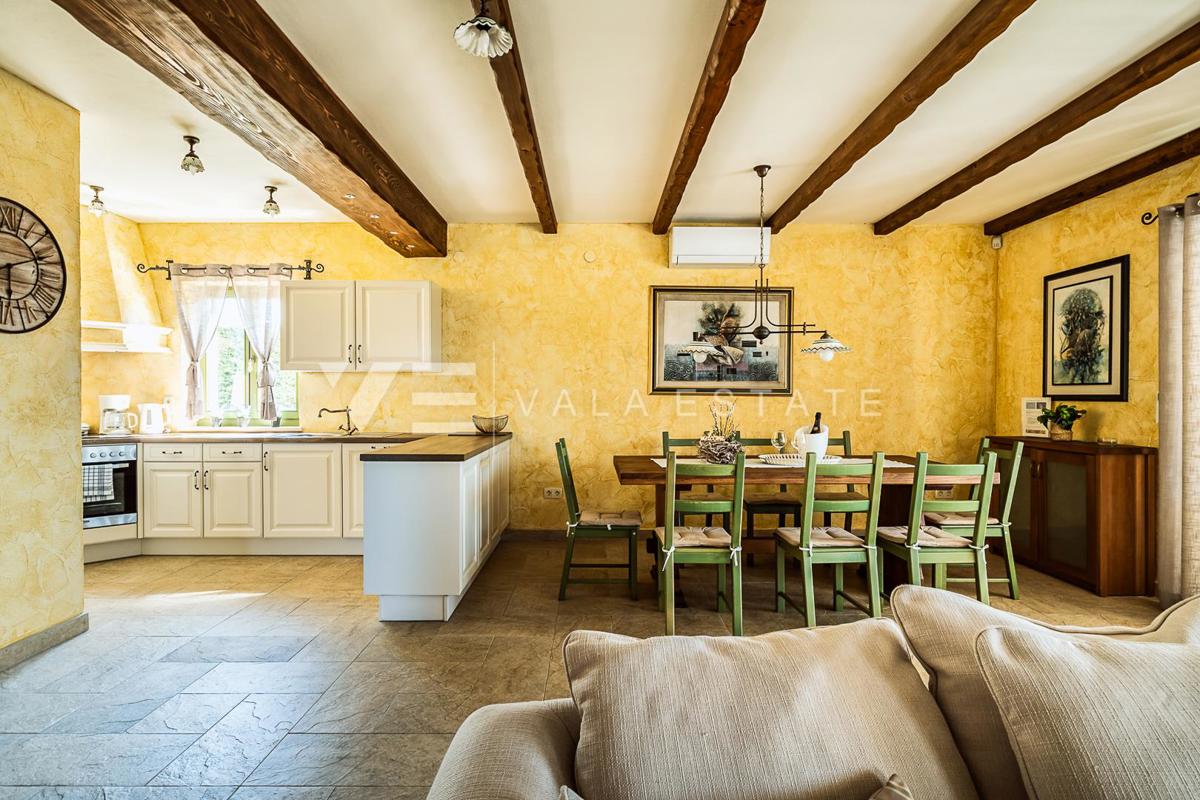 VILLA MEDITERRANEA CON PISCINA IN POSIZIONE TRANQUILLA