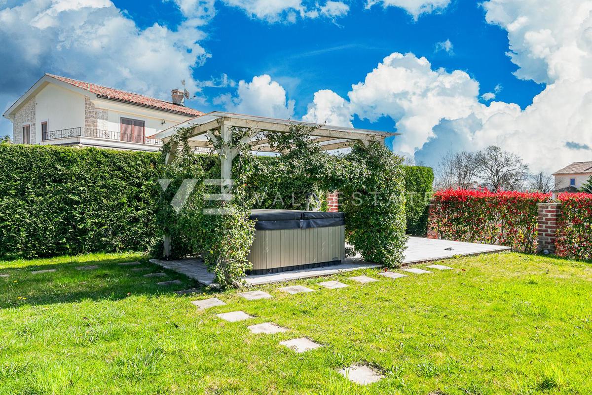 VILLA MEDITERRANEA CON PISCINA IN POSIZIONE TRANQUILLA