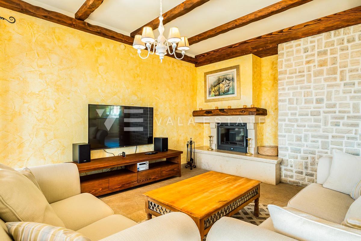VILLA MEDITERRANEA CON PISCINA IN POSIZIONE TRANQUILLA