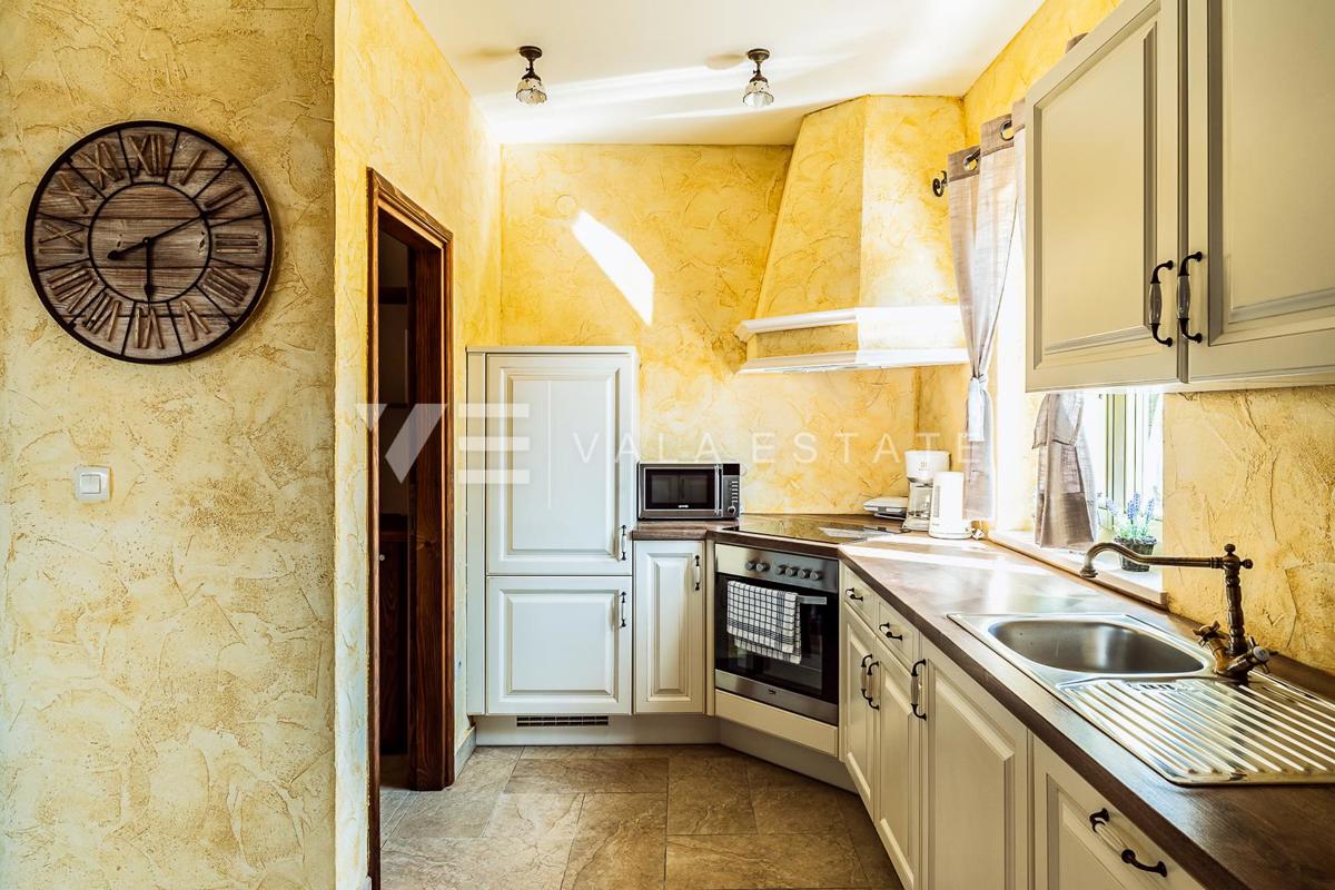 VILLA MEDITERRANEA CON PISCINA IN POSIZIONE TRANQUILLA