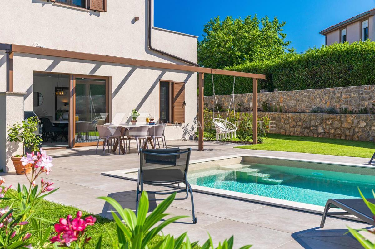 CASA MODERNA INDIPENDENTE CON PISCINA IN POSIZIONE TRANQUILLA