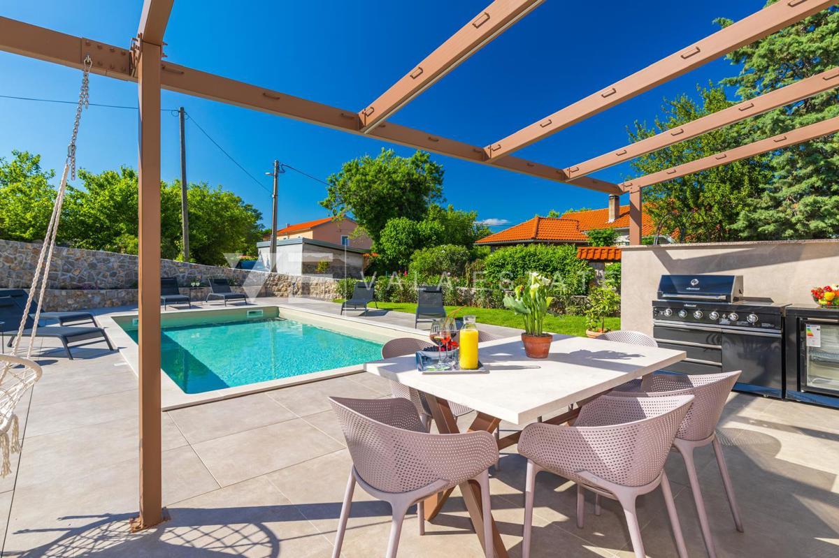 CASA MODERNA INDIPENDENTE CON PISCINA IN POSIZIONE TRANQUILLA