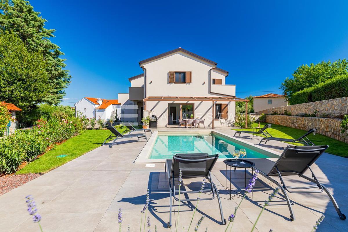 CASA MODERNA INDIPENDENTE CON PISCINA IN POSIZIONE TRANQUILLA