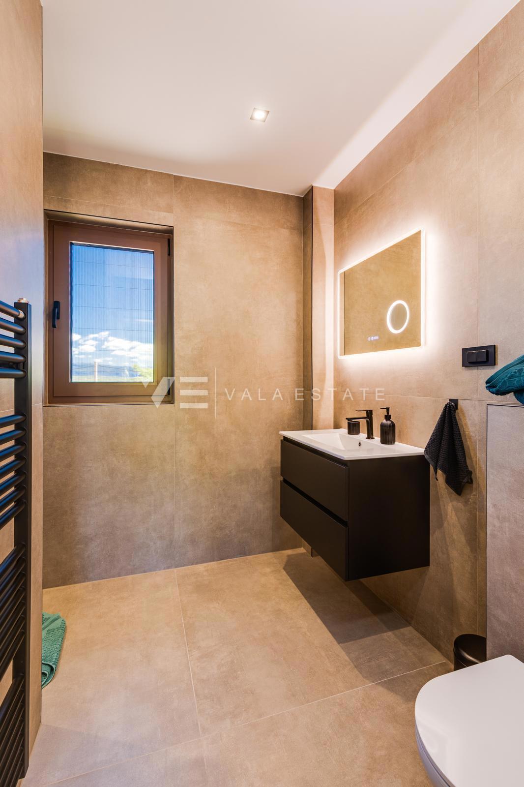 CASA MODERNA INDIPENDENTE CON PISCINA IN POSIZIONE TRANQUILLA