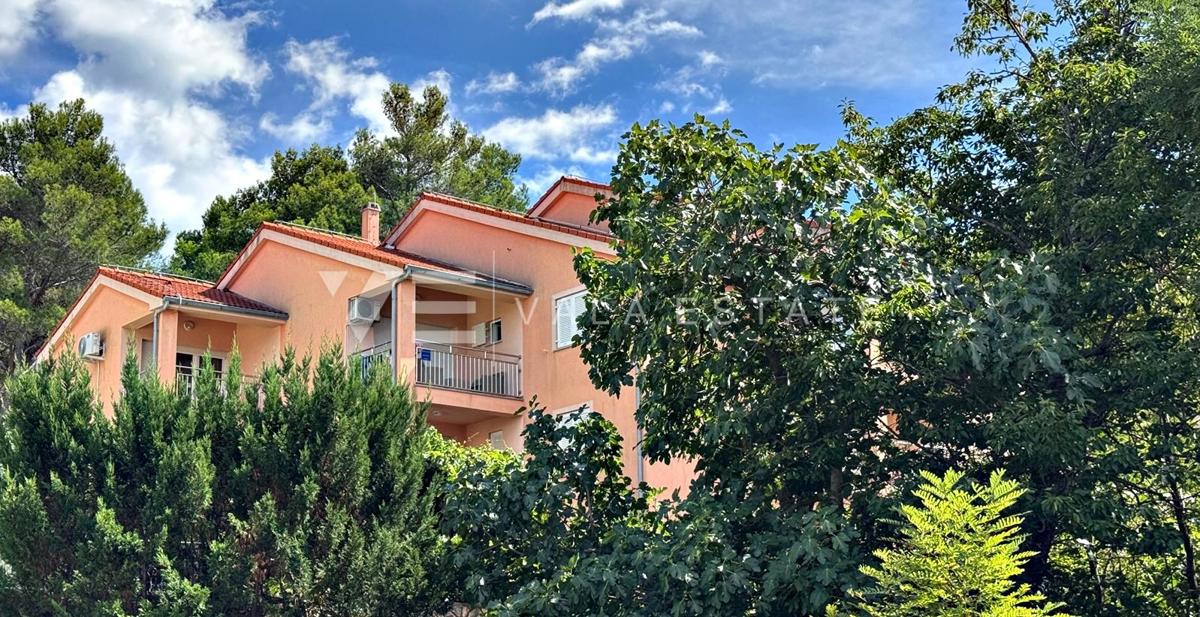 APPARTAMENTO IN POSIZIONE ATTRAENTE PRIMA FILA SUL MARE