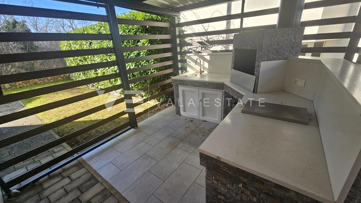 APPARTAMENTO AL PIANO TERRA CON GIARDINO E VISTA MARE