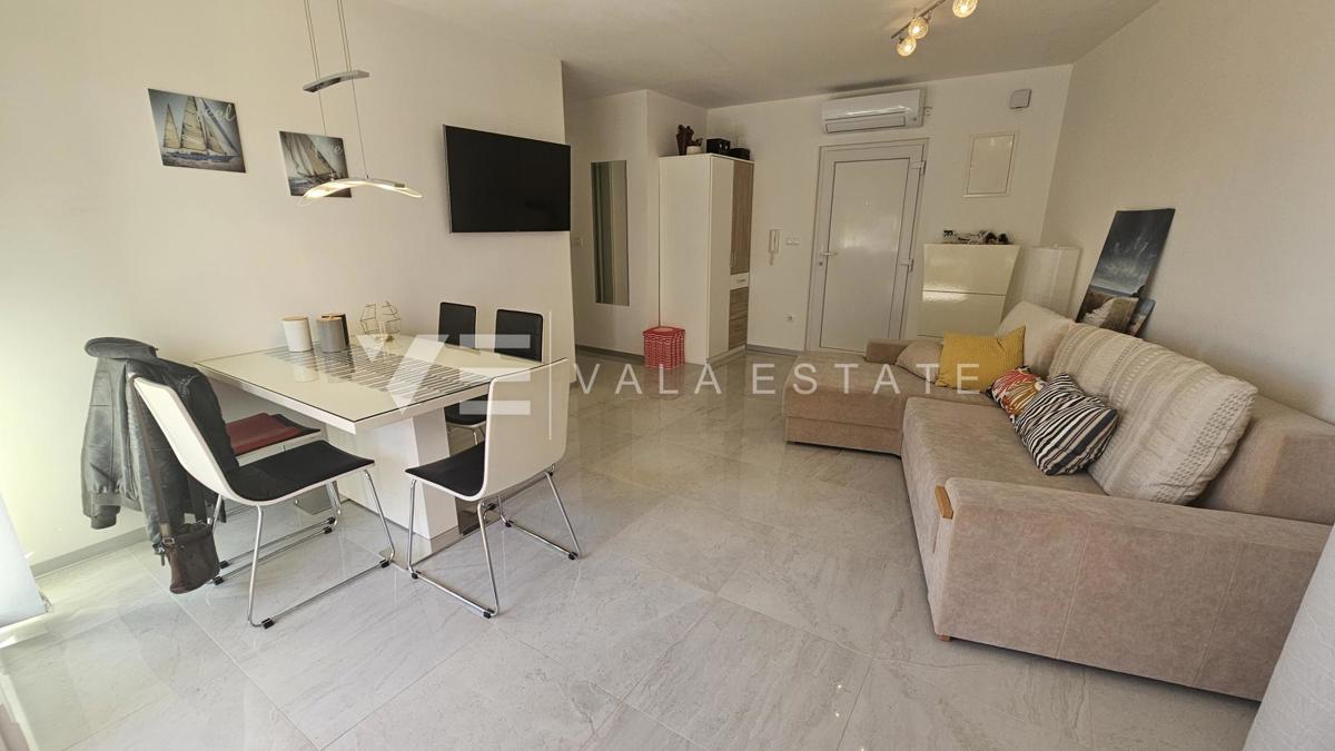 APPARTAMENTO AL PIANO TERRA CON GIARDINO E VISTA MARE