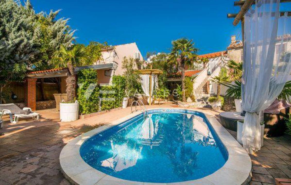 DUE CASE IN PIETRA CON PISCINA IN POSIZIONE TRANQUILLA