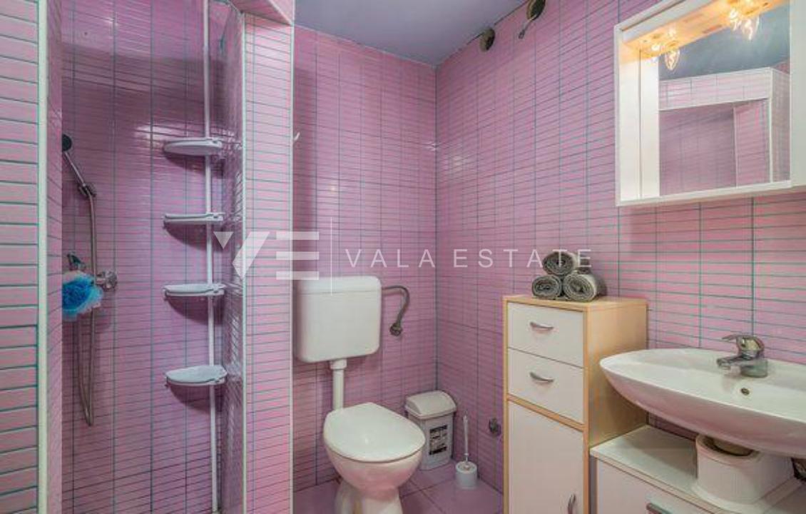 DUE CASE IN PIETRA CON PISCINA IN POSIZIONE TRANQUILLA