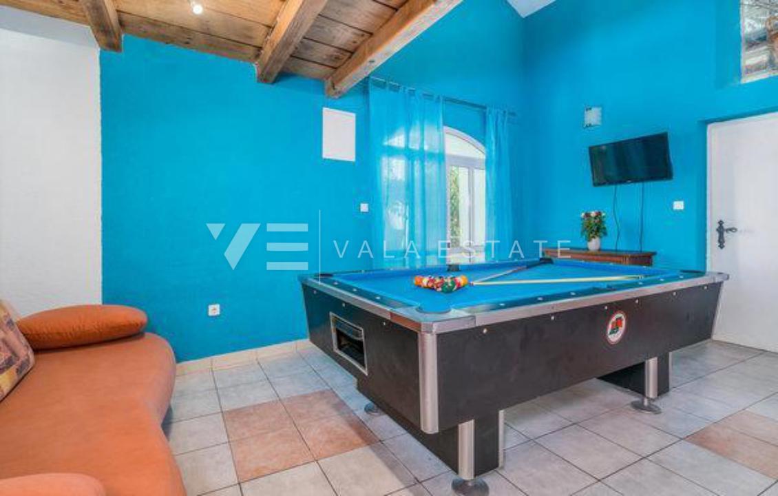 DUE CASE IN PIETRA CON PISCINA IN POSIZIONE TRANQUILLA