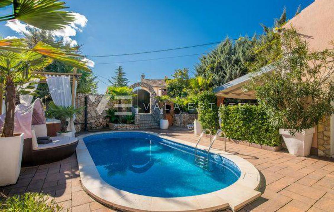 DUE CASE IN PIETRA CON PISCINA IN POSIZIONE TRANQUILLA