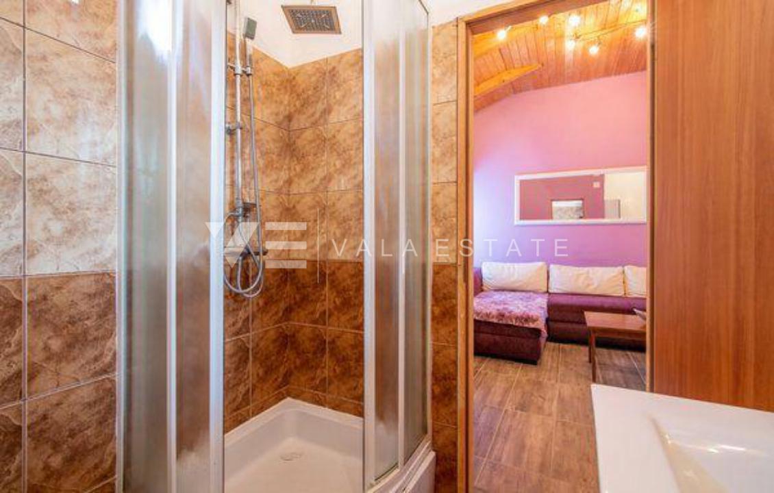 DUE CASE IN PIETRA CON PISCINA IN POSIZIONE TRANQUILLA