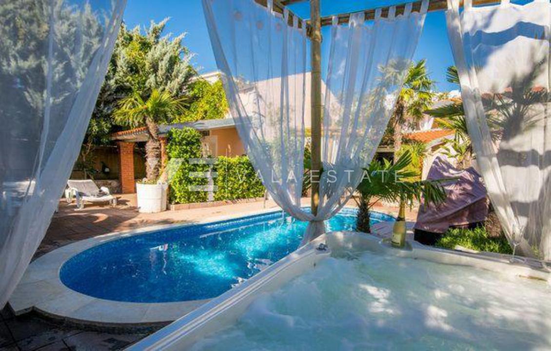 DUE CASE IN PIETRA CON PISCINA IN POSIZIONE TRANQUILLA