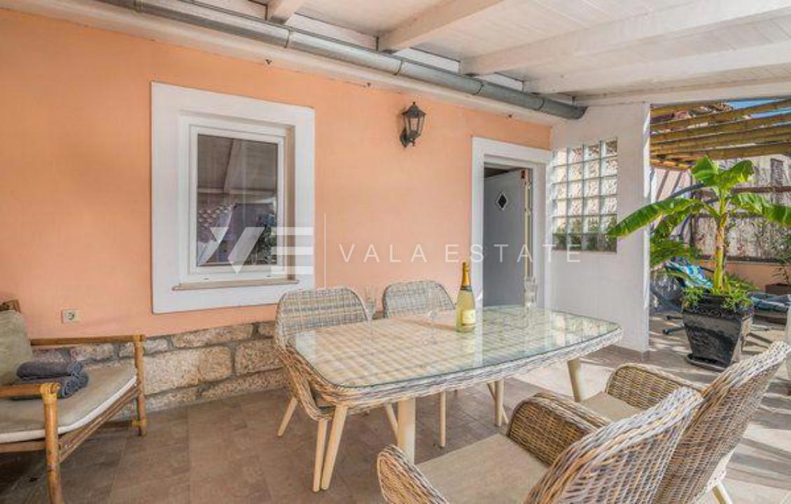 DUE CASE IN PIETRA CON PISCINA IN POSIZIONE TRANQUILLA