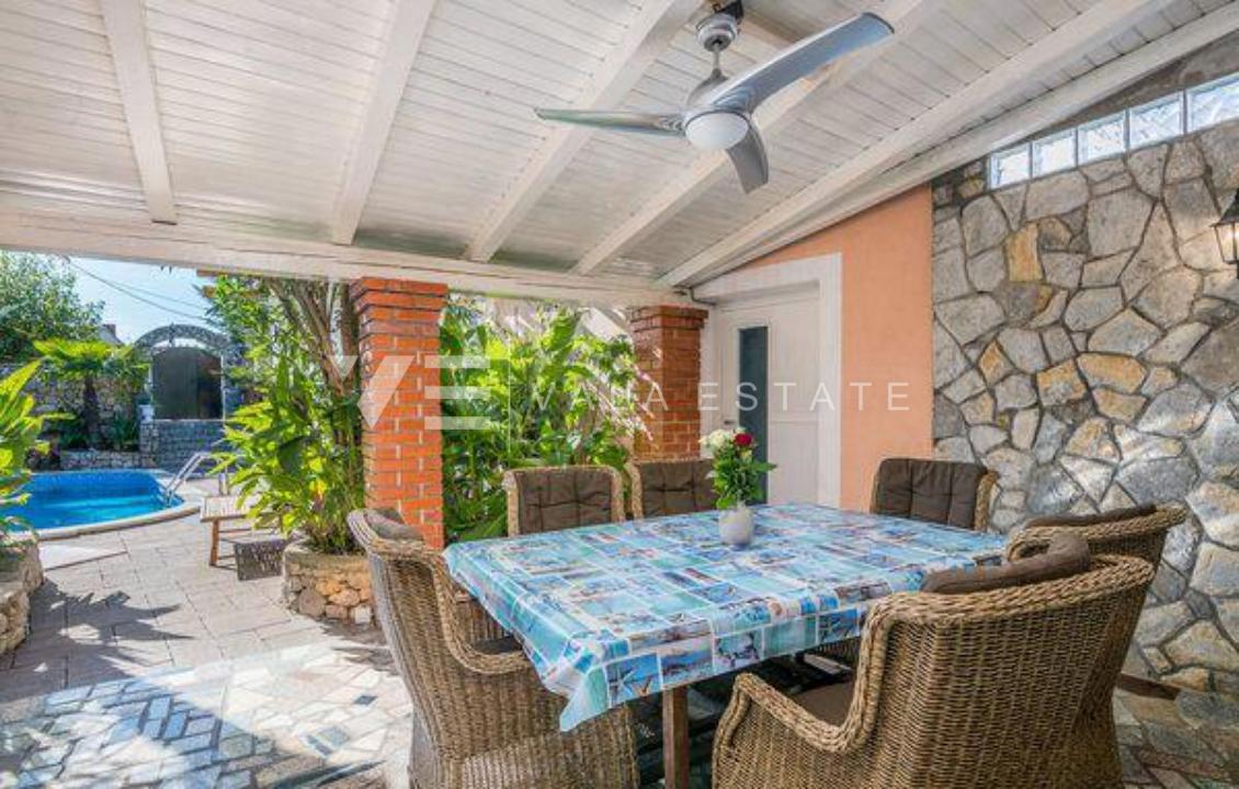 DUE CASE IN PIETRA CON PISCINA IN POSIZIONE TRANQUILLA