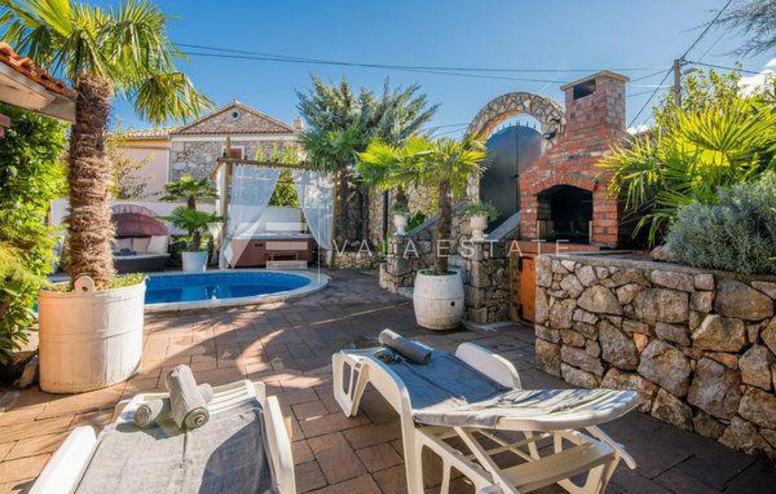 DUE CASE IN PIETRA CON PISCINA IN POSIZIONE TRANQUILLA