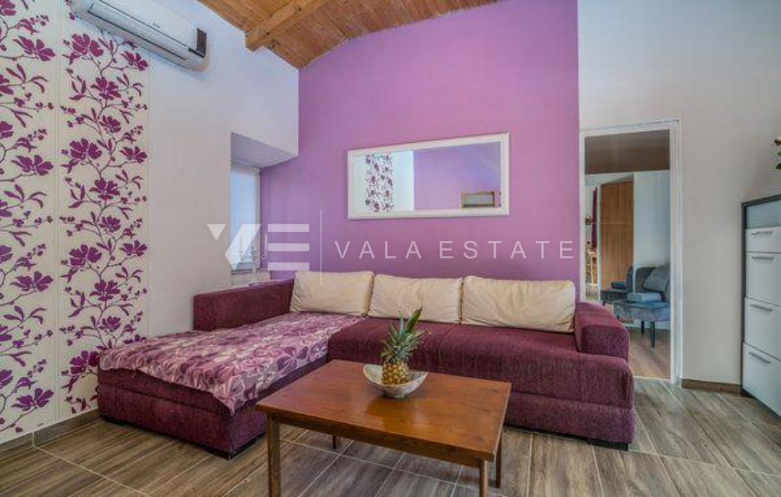 DUE CASE IN PIETRA CON PISCINA IN POSIZIONE TRANQUILLA