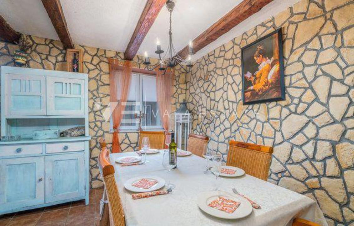 DUE CASE IN PIETRA CON PISCINA IN POSIZIONE TRANQUILLA