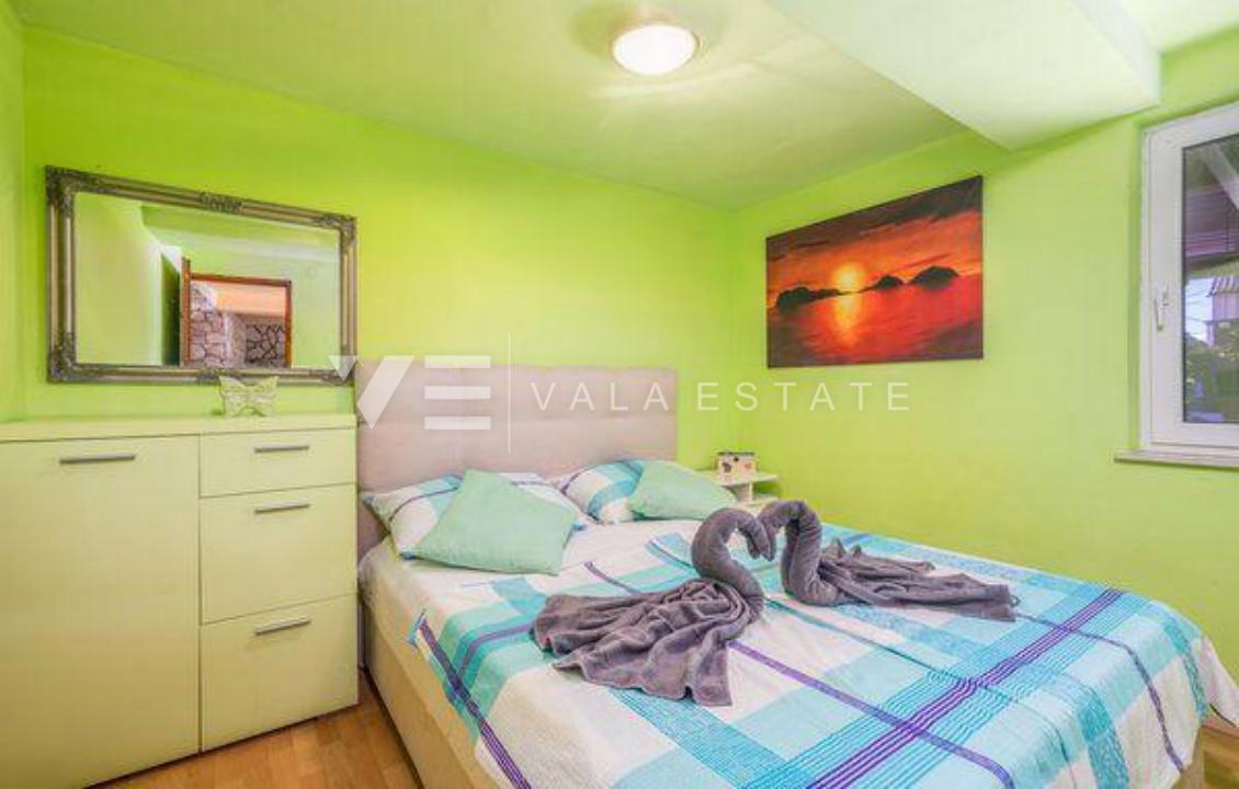 DUE CASE IN PIETRA CON PISCINA IN POSIZIONE TRANQUILLA