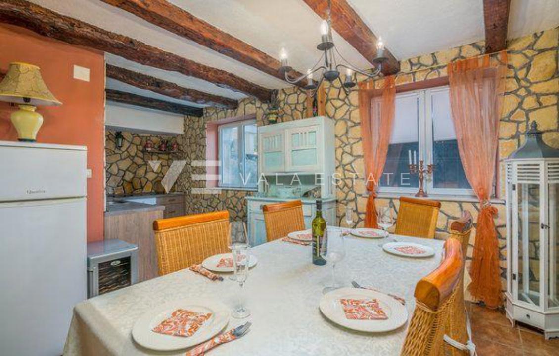 DUE CASE IN PIETRA CON PISCINA IN POSIZIONE TRANQUILLA