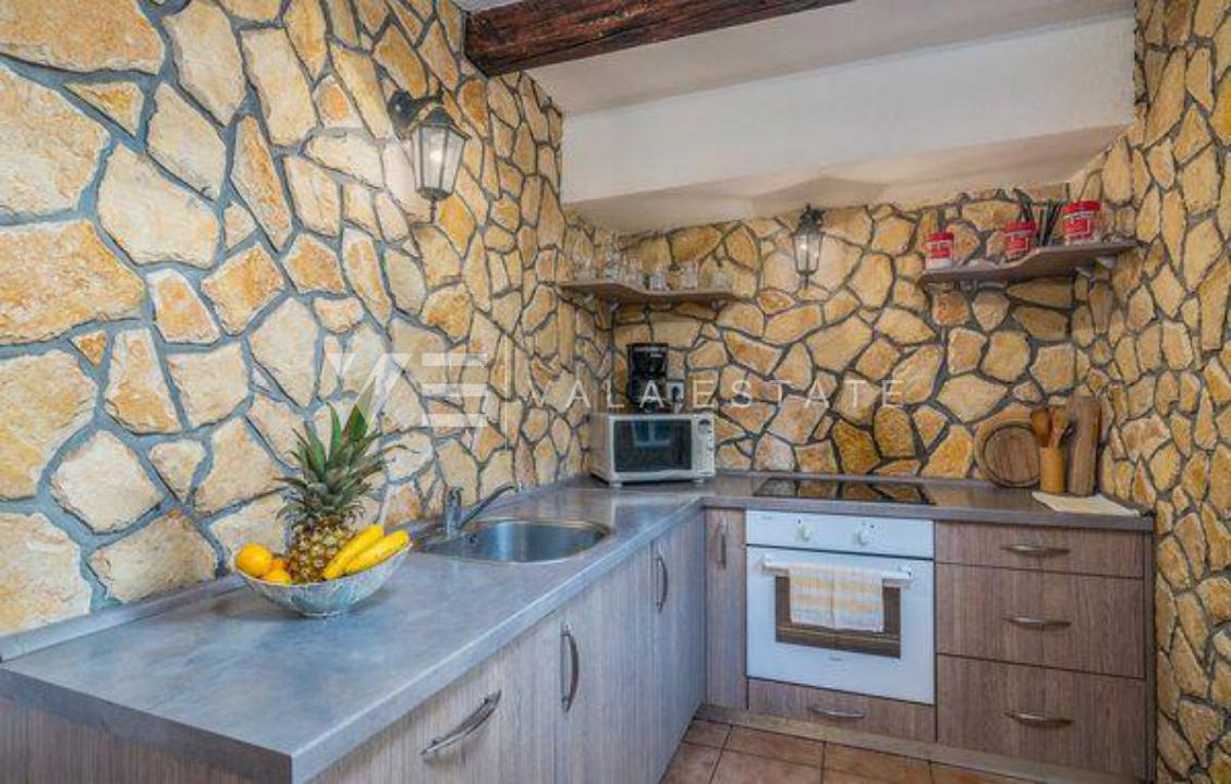 DUE CASE IN PIETRA CON PISCINA IN POSIZIONE TRANQUILLA