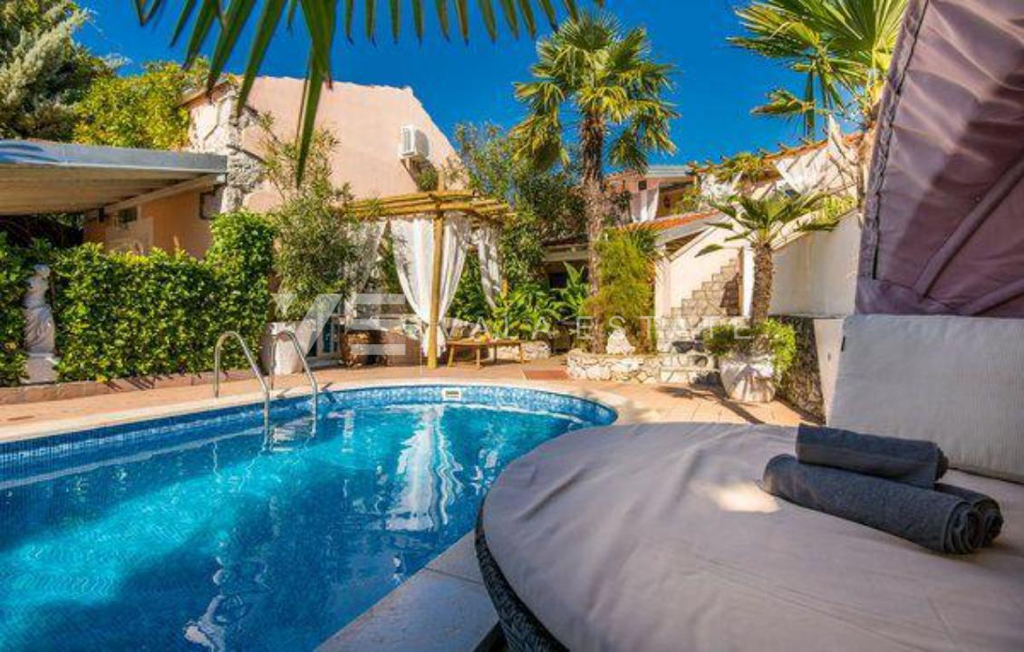 DUE CASE IN PIETRA CON PISCINA IN POSIZIONE TRANQUILLA