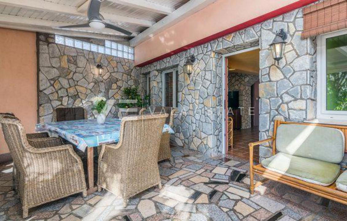 DUE CASE IN PIETRA CON PISCINA IN POSIZIONE TRANQUILLA