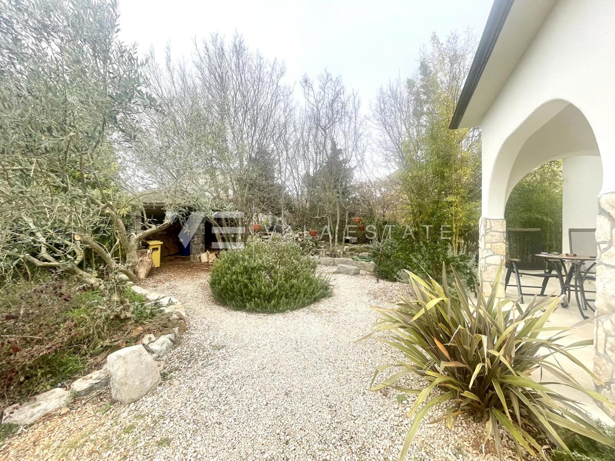 CASA INDIPENDENTE CON AMPIO GIARDINO IN POSIZIONE TRANQUILLA