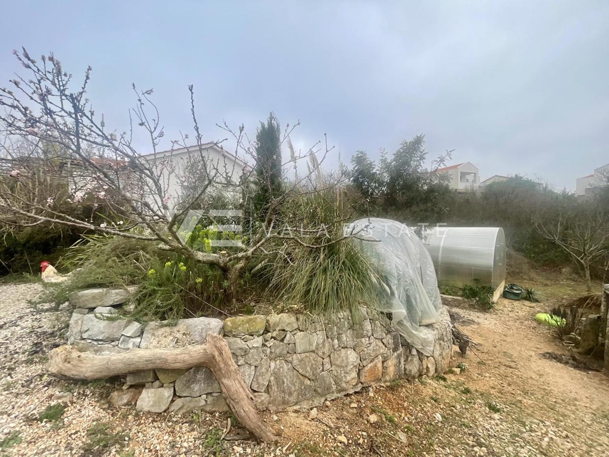 CASA INDIPENDENTE CON AMPIO GIARDINO IN POSIZIONE TRANQUILLA
