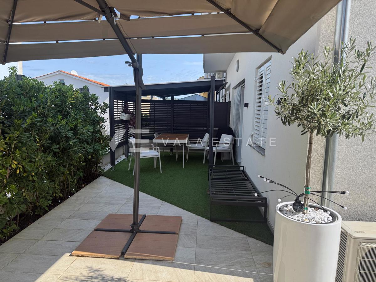 Moderno appartamento al piano terra con giardino in una zona tranquilla.