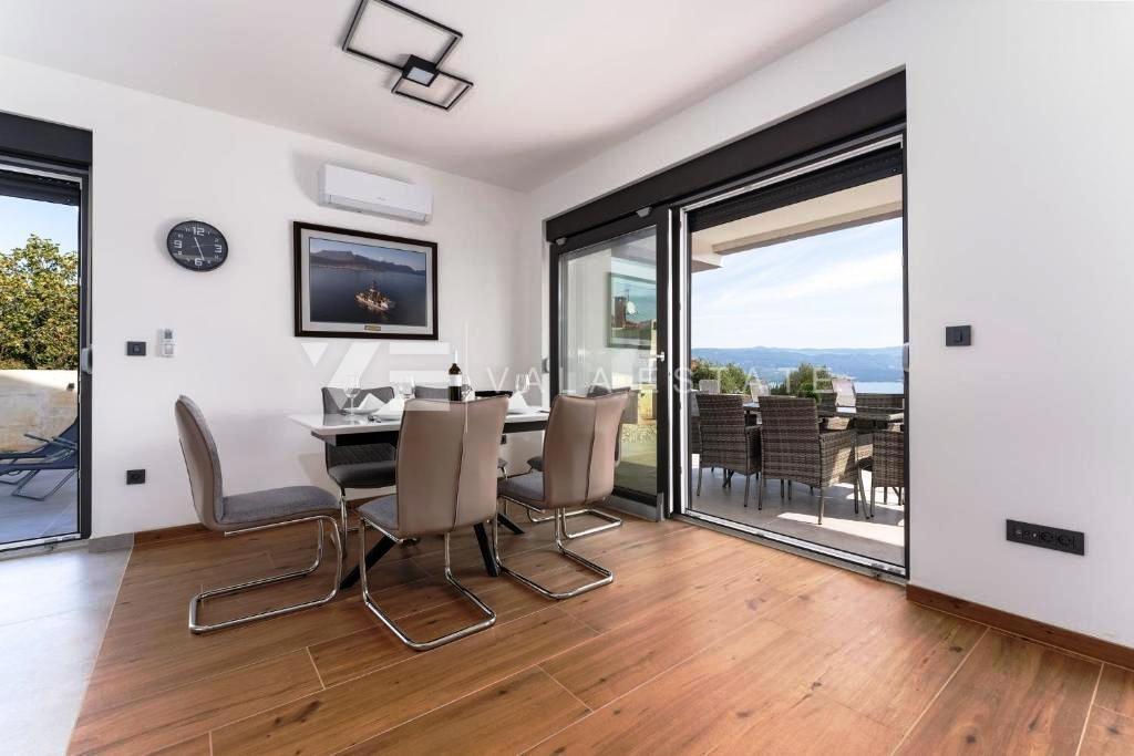 CASA MODERNA CON DUE APPARTAMENTI SU DUE PIANI E VISTA MARE