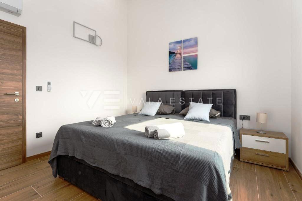 CASA MODERNA CON DUE APPARTAMENTI SU DUE PIANI E VISTA MARE