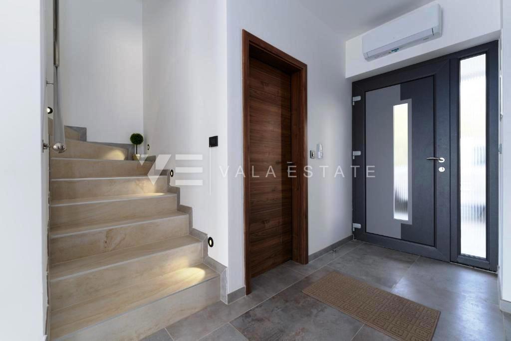 CASA MODERNA CON DUE APPARTAMENTI SU DUE PIANI E VISTA MARE