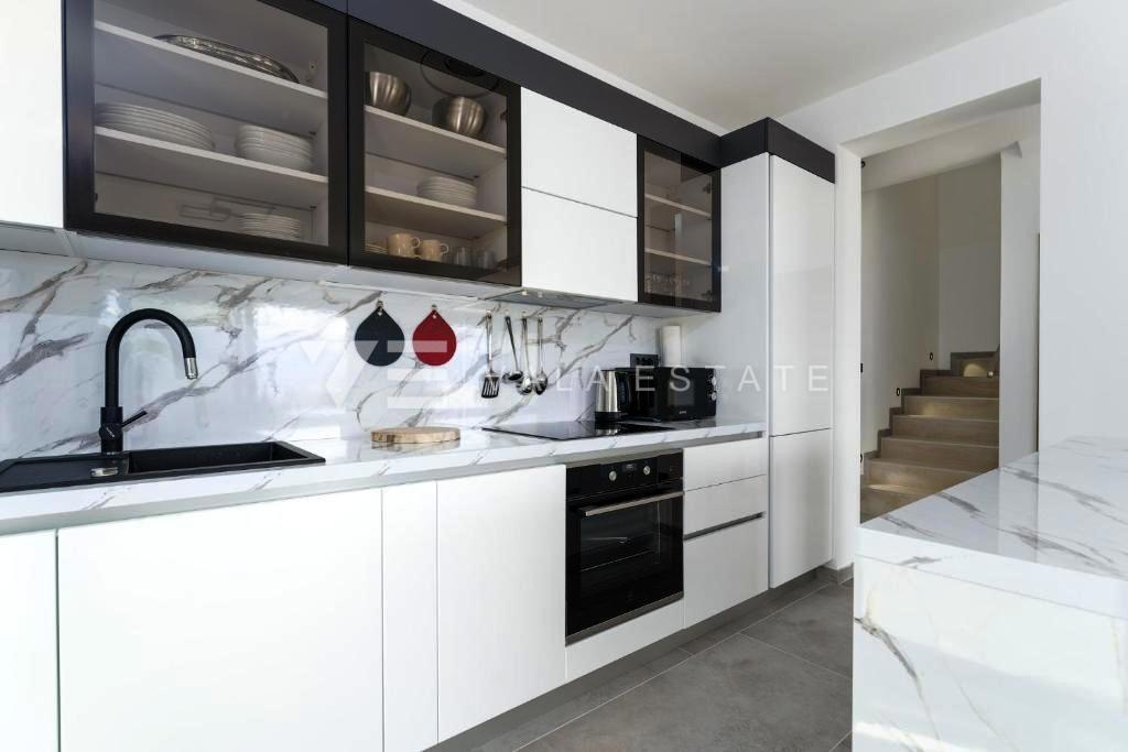 CASA MODERNA CON DUE APPARTAMENTI SU DUE PIANI E VISTA MARE