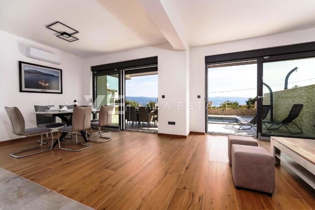 CASA MODERNA CON DUE APPARTAMENTI SU DUE PIANI E VISTA MARE