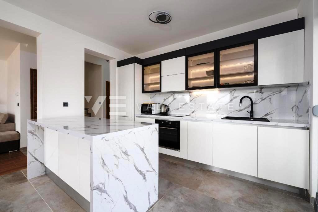 CASA MODERNA CON DUE APPARTAMENTI SU DUE PIANI E VISTA MARE