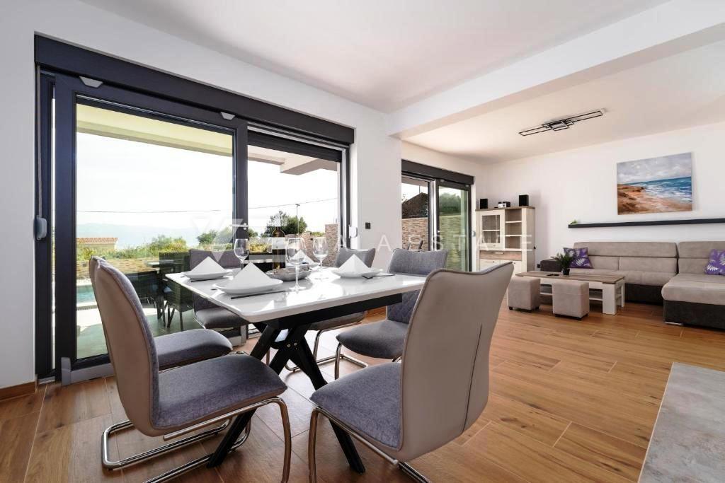 CASA MODERNA CON DUE APPARTAMENTI SU DUE PIANI E VISTA MARE